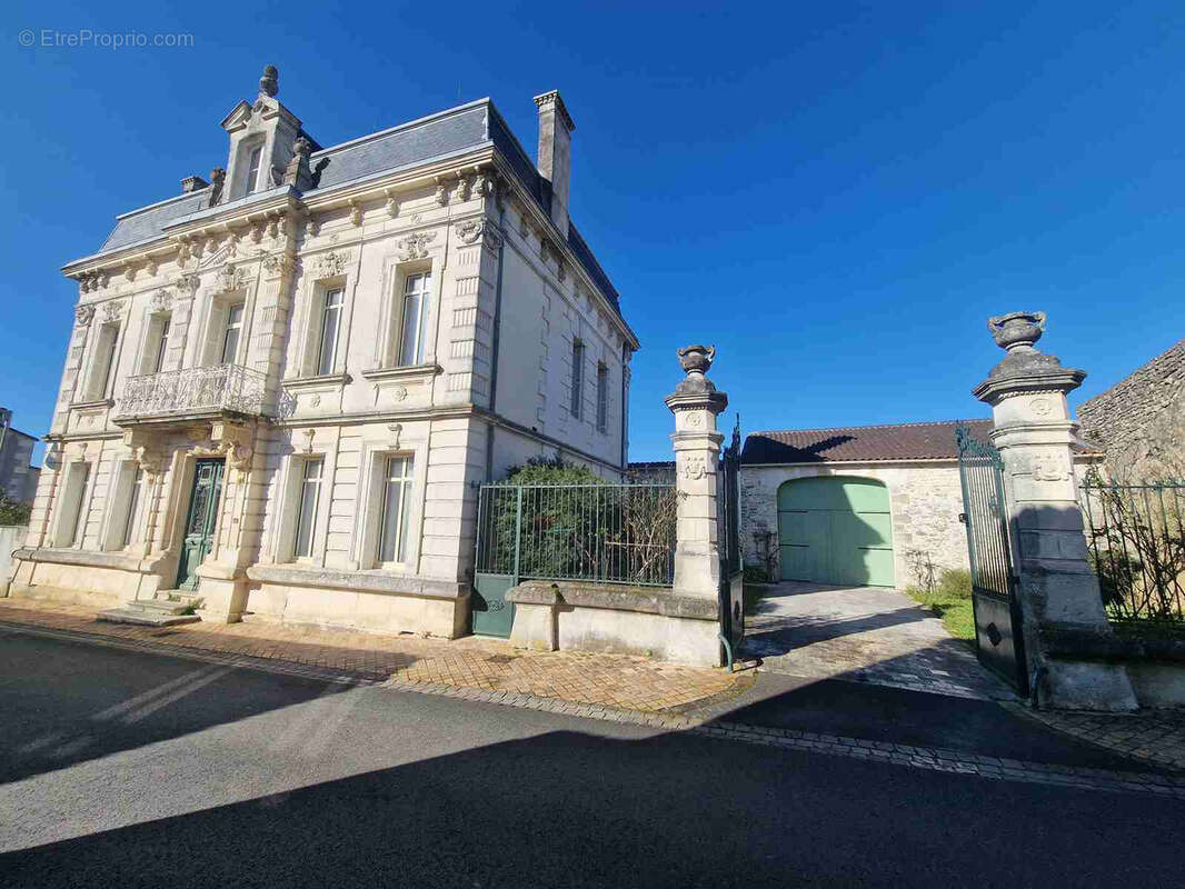 Maison de maître avec dépendances et piscine - photo 2