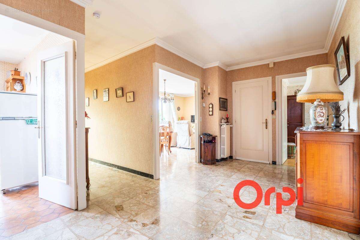 Maison familiale de 150 m² avec appartement indépendant, sous-sol complet et terrain de 999 m² - photo 13