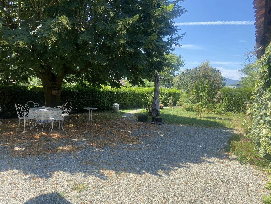 Maison de caractère avec dépendances sur un terrain paysagé de 1 146 m2 - photo 5