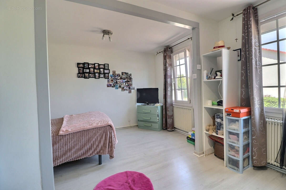 CHAMPFORGEUIL, maison familiale de 180 m² (6 chambres) avec terrain - photo 5