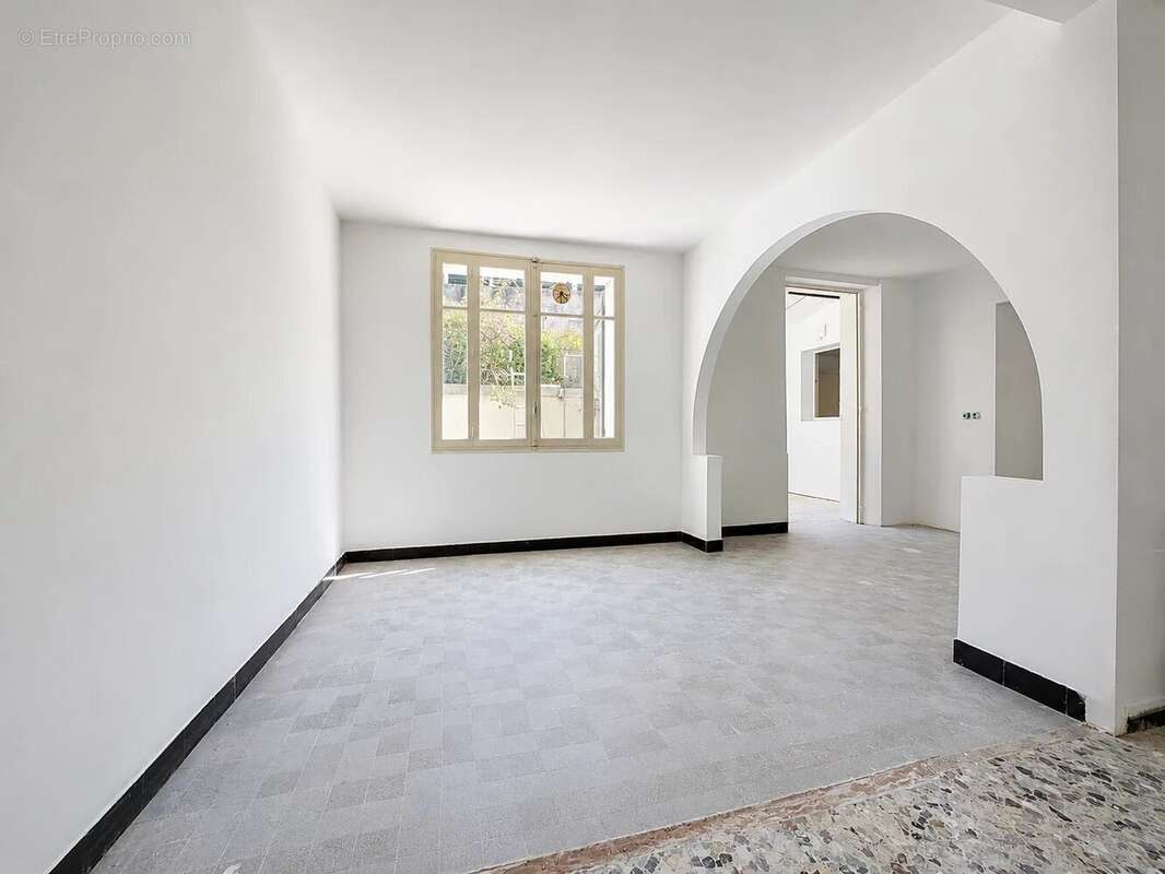 Jolie maison de ville à rénover de 107m2 avec 30m2 d'extérieur et parking - photo 6