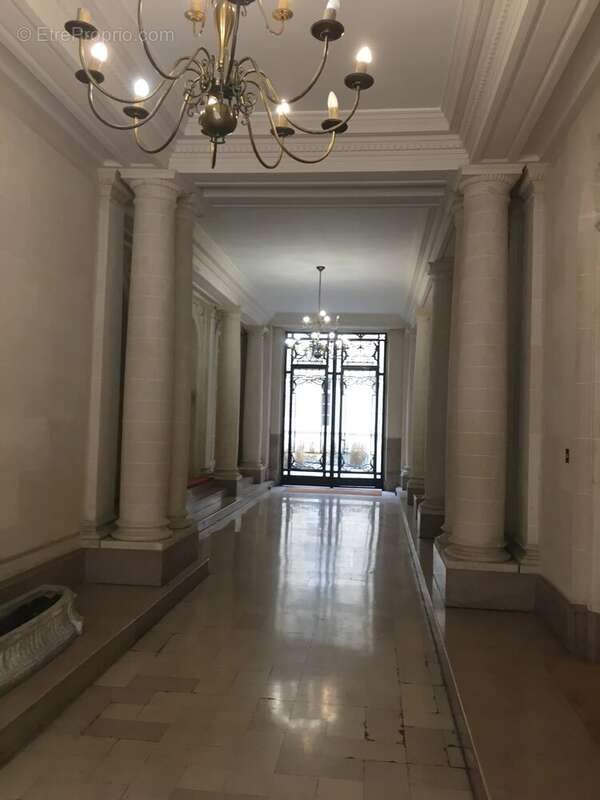 Avenue Victor Hugo. Au 6ème étage (ascenseur jusqu'au 5ème). Superbe immeuble Haussmannien. Studio de 22m² en très bon état, cal - photo 6