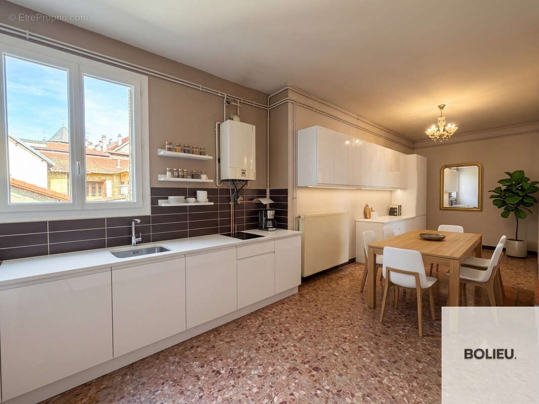 Immeuble de rapport à vendre à Belley — Centre-ville, face au Château,  trois lots libre - photo 4