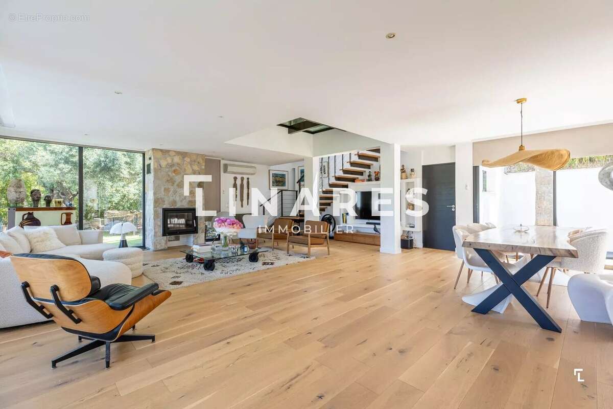 VILLA TOPAZE - Maison T7 de 206 m² - Dépendance - Piscine Terrain 1300m2 - 83240 Cavalaire - photo 4