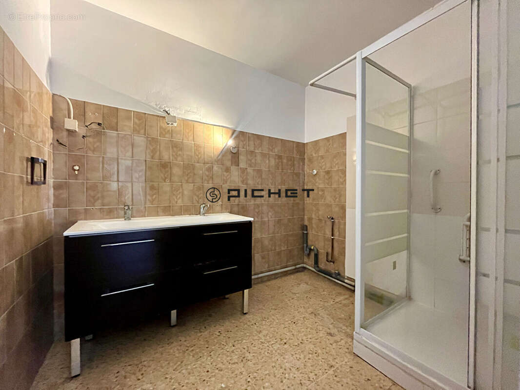 Trois pièces avec balcon et stationnement - Le Canet - photo 5