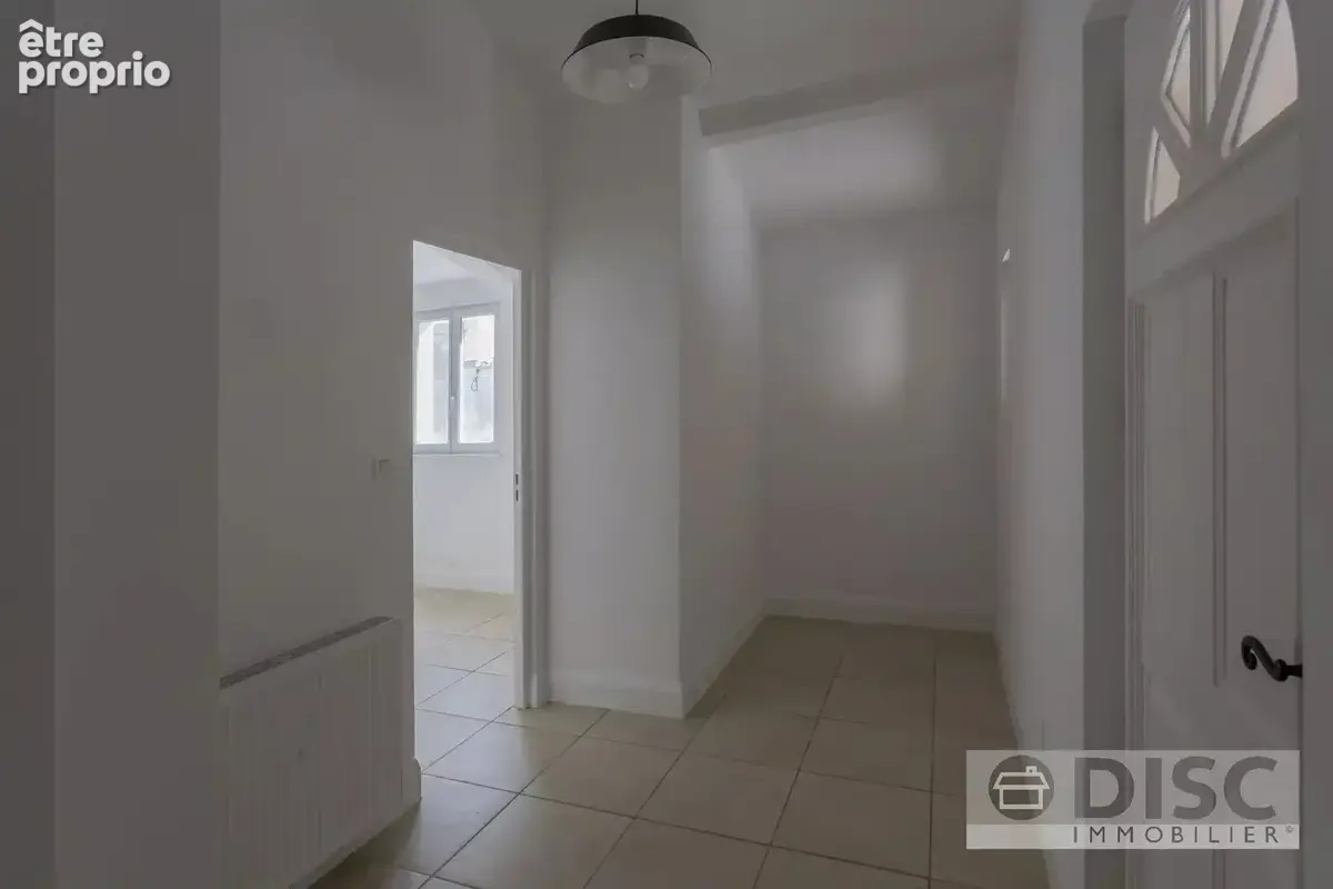 Maison de plain-pied rénovée avec jardin clos. - photo 3