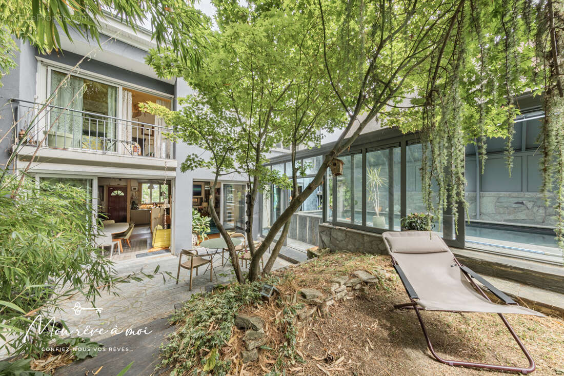Maison de 168m2 lumineuse et au calme avec piscine, jardin et parkings - photo 3