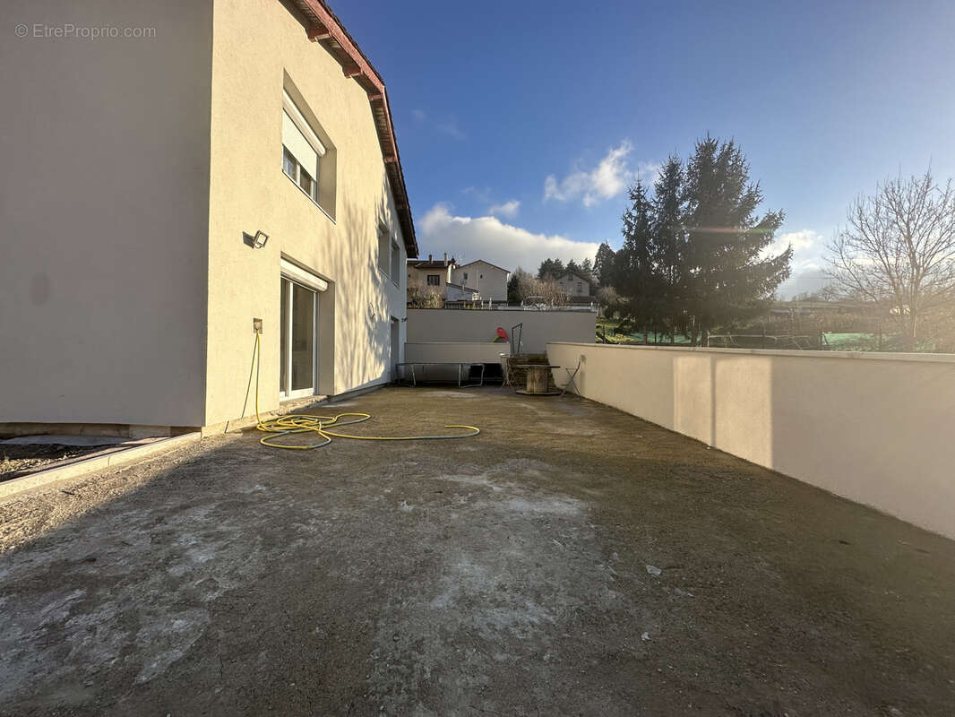 Maison à LE CHAMBON-FEUGEROLLES