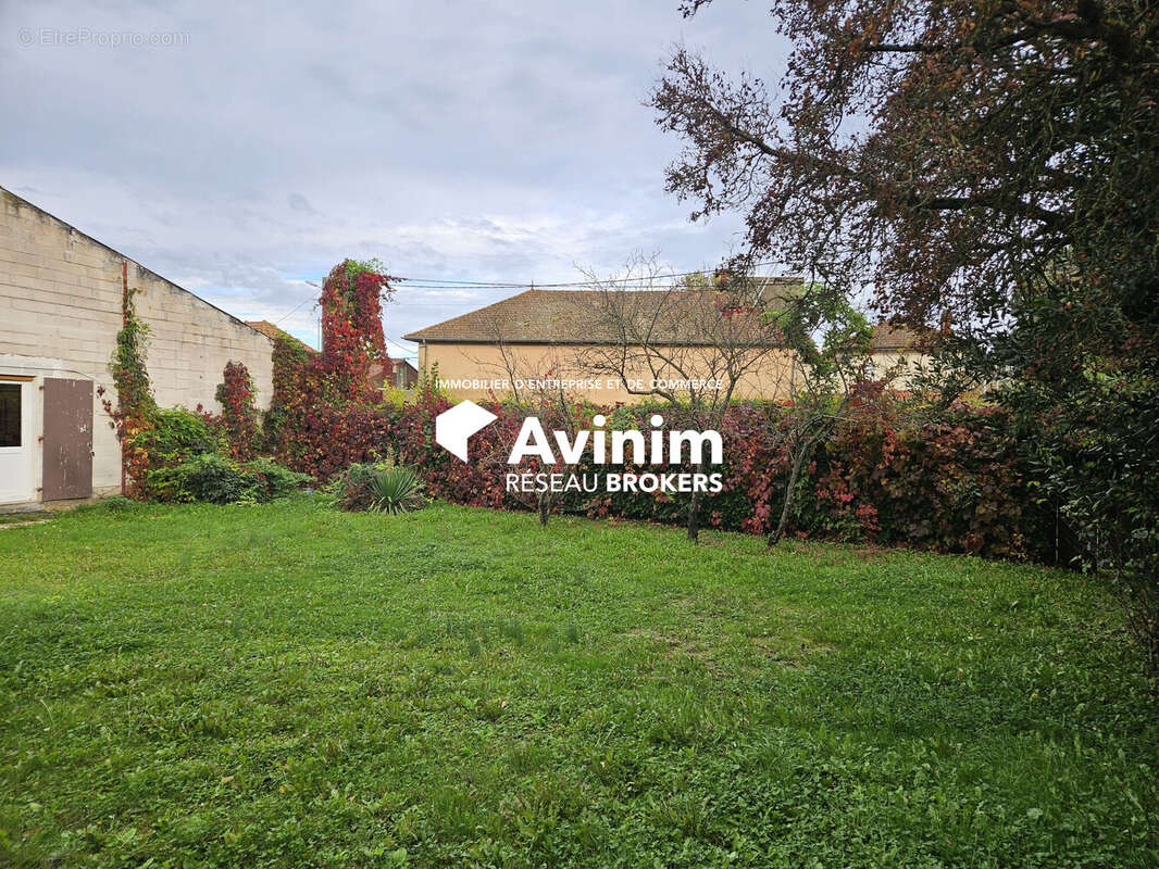 Commerce à SAINT-TRIVIER-DE-COURTES