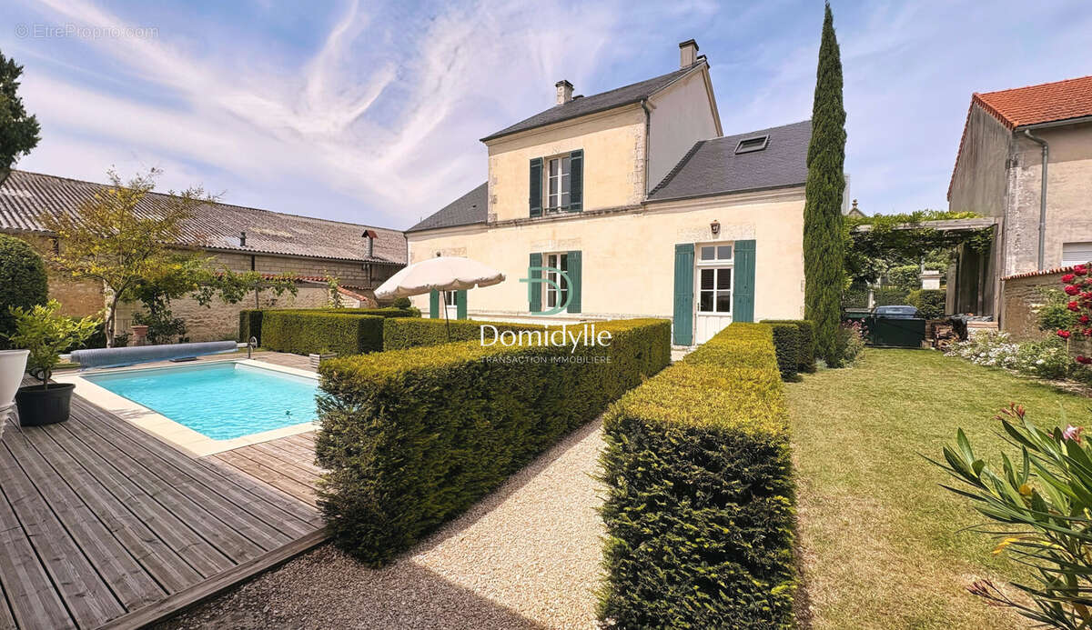 Maison à SAINT-JEAN-D'ANGELY