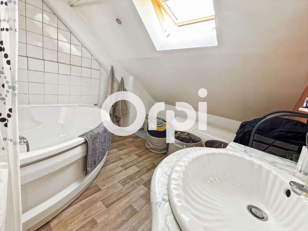 Immeuble mixte à usage d'habitation et de commerce à Cappelle-la-Grande (59180) - photo 6