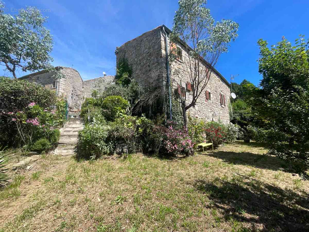 Dans un hameau typique, un ensemble immobilier de 3 maisons avec 8300 m2 de terrain et une vue splendide. - photo 40