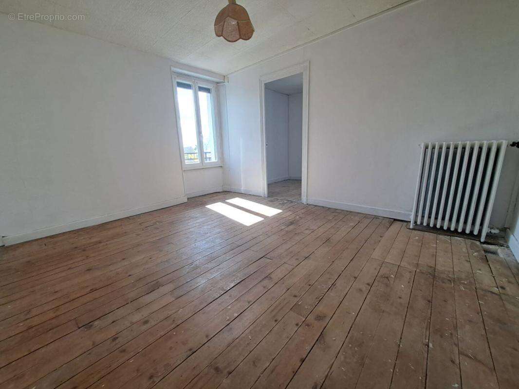 Maison en pierre et dependances + cour - photo 12
