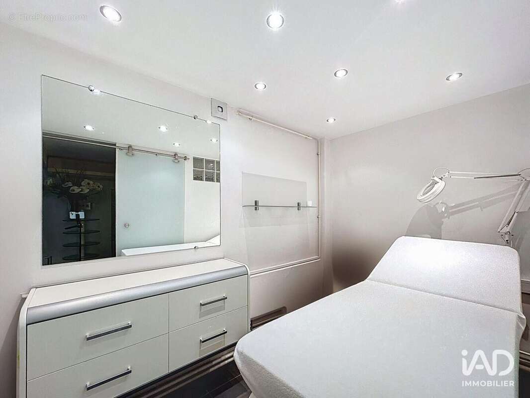 Photo 6 - Commerce à LA CELLE-SAINT-CLOUD