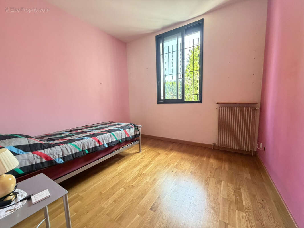 Mitry-le-neuf - pavillon de plain pied - 2 chambres - 1 cave et un joli jardin - photo 9