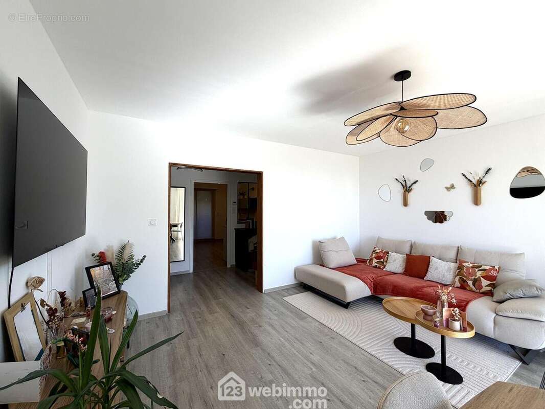 Séjour climatisée et parqueté - Appartement à VILLE-DI-PIETRABUGNO