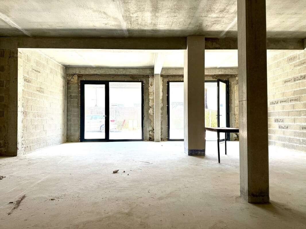 Commerce 210 m² à Leognan  - photo 2