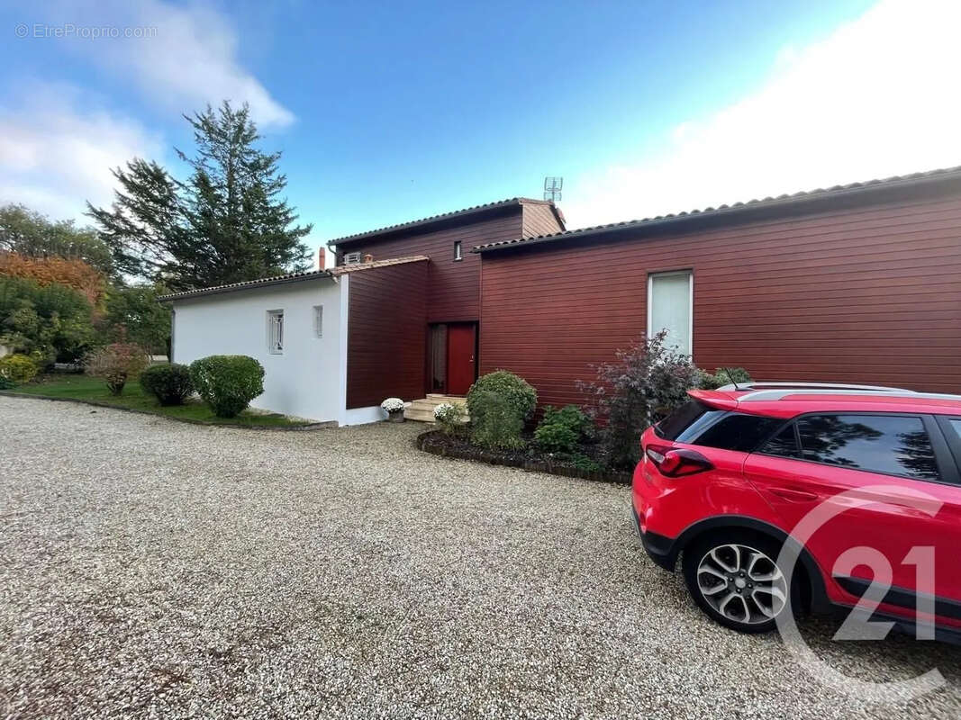 Maison 187 m² à Puymoyen  - photo 7