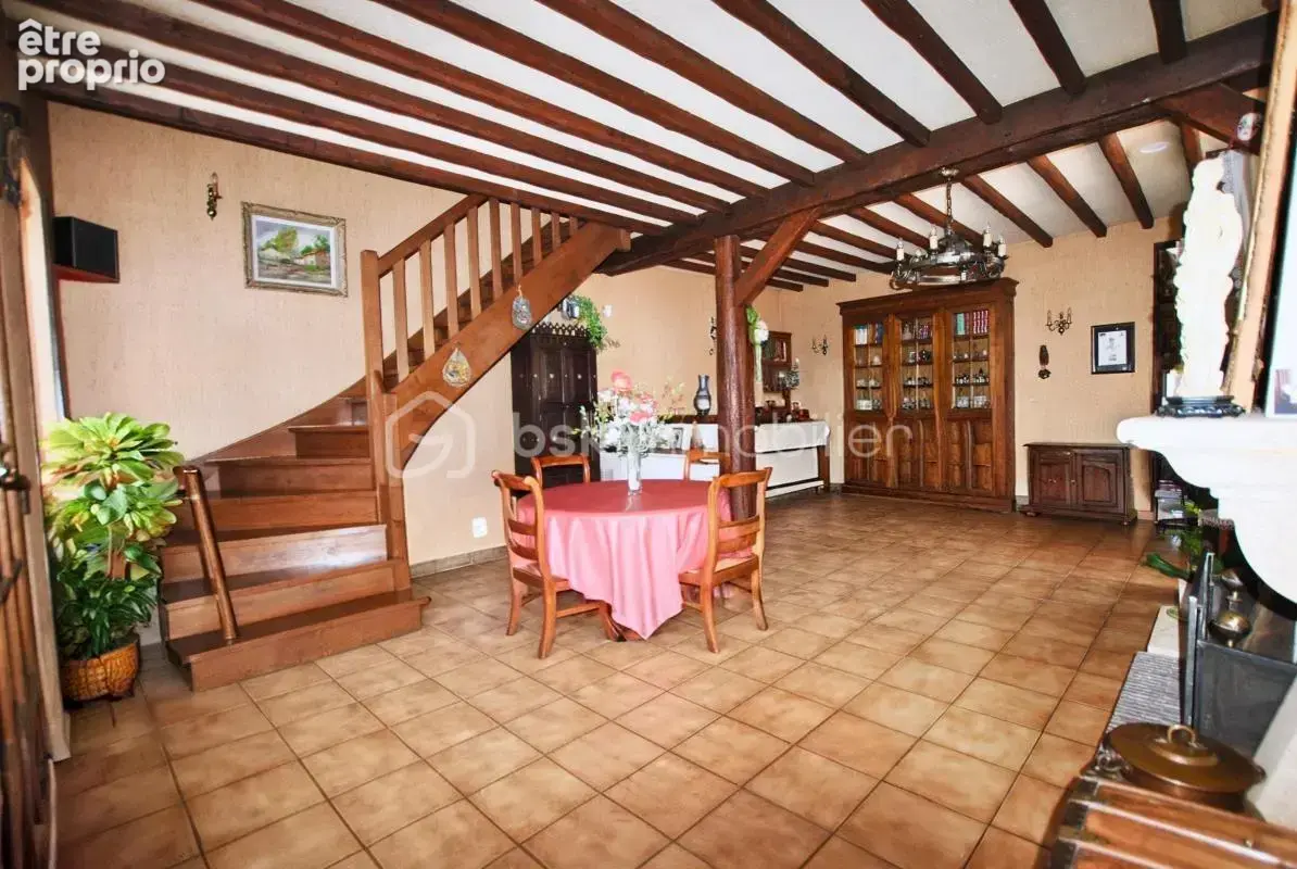 Plein cœur village, maison familiale av balcon et garage + appart. ind. F2 - photo 5