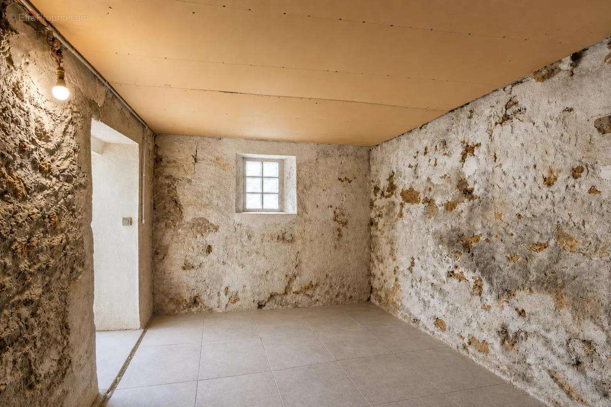 Maison de caractère avec jardin - 112 m2 - Villeneuve-le-Comte - photo 9
