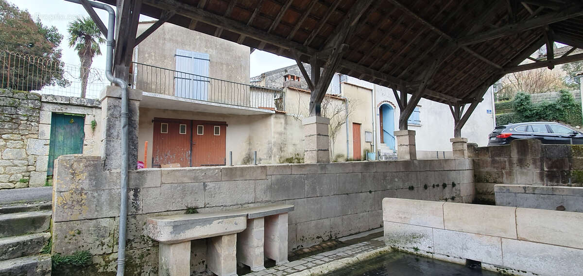 Maison à SAINT-MEME-LES-CARRIERES