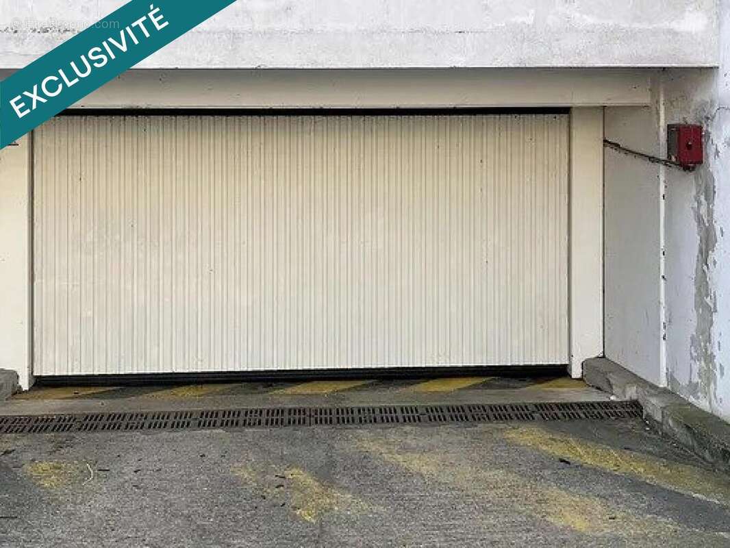 Photo 2 - Parking à SAINT-DENIS
