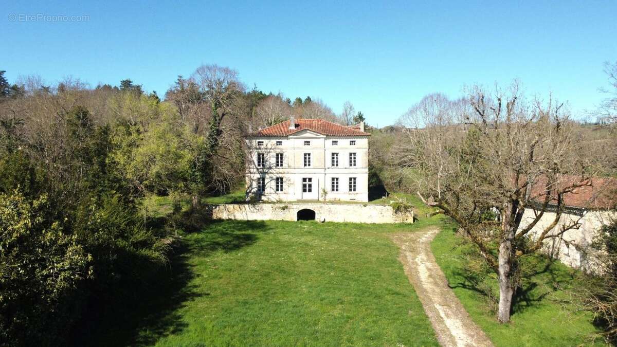 Maison à VILLEBOIS-LAVALETTE