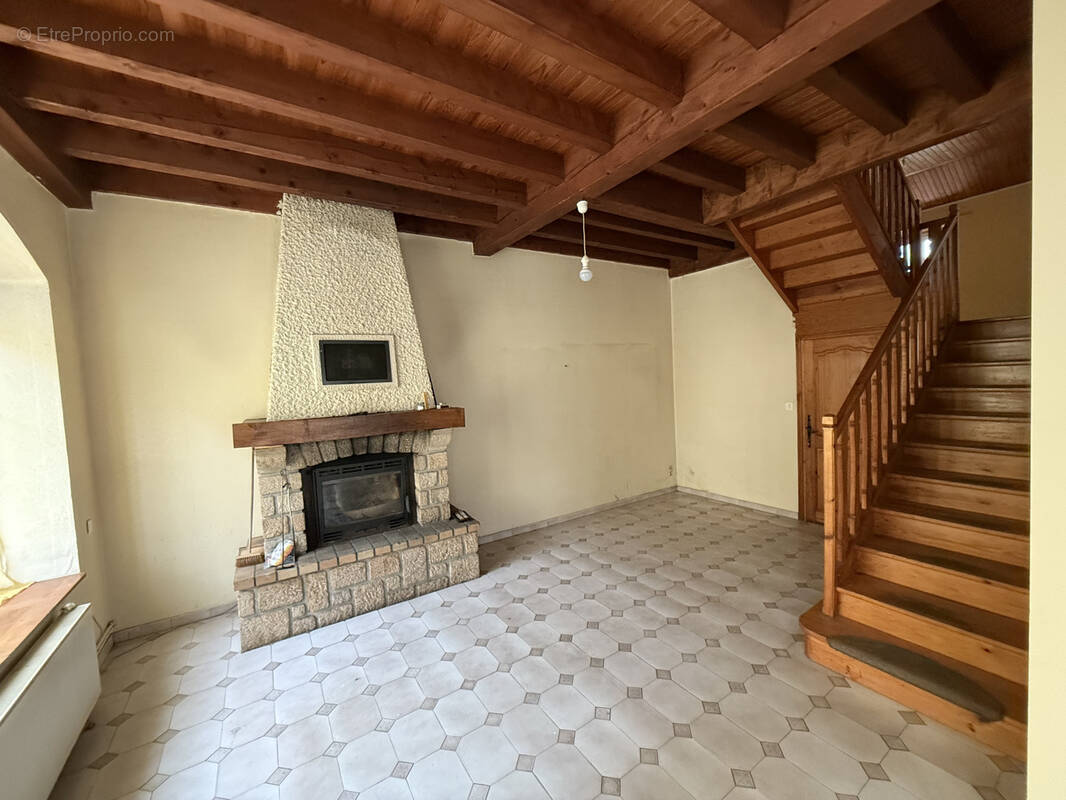 Maison à SAINT-JULIEN-CHAPTEUIL