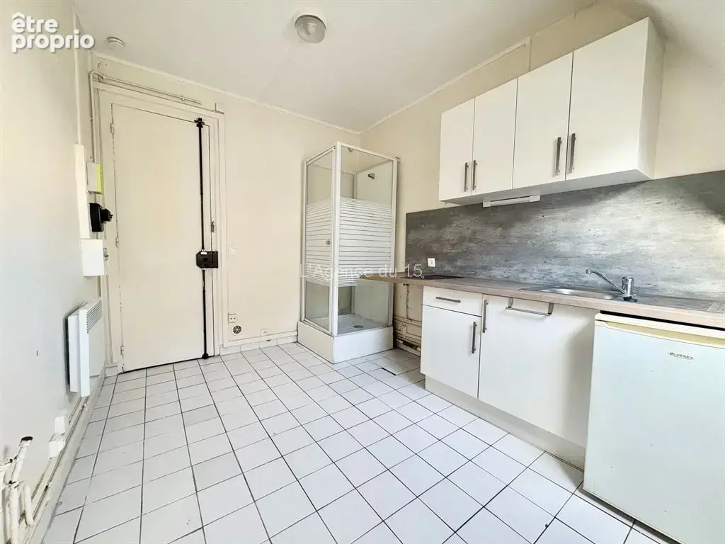 Mairie du xvème / studette avec kitchenette et douche / par ascenseur principal / ideal bureau ou pied a terre / - photo 3
