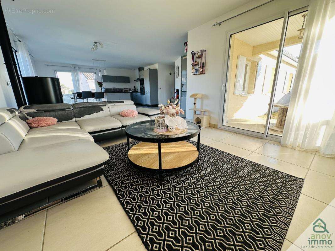 Maison à ROULLET-SAINT-ESTEPHE