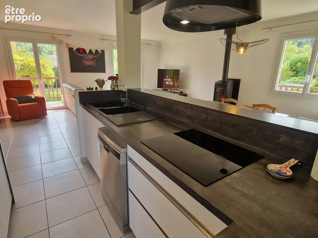 Villa dans village avec commerces , piscine , beau terrain bordé par une rivière - photo 7