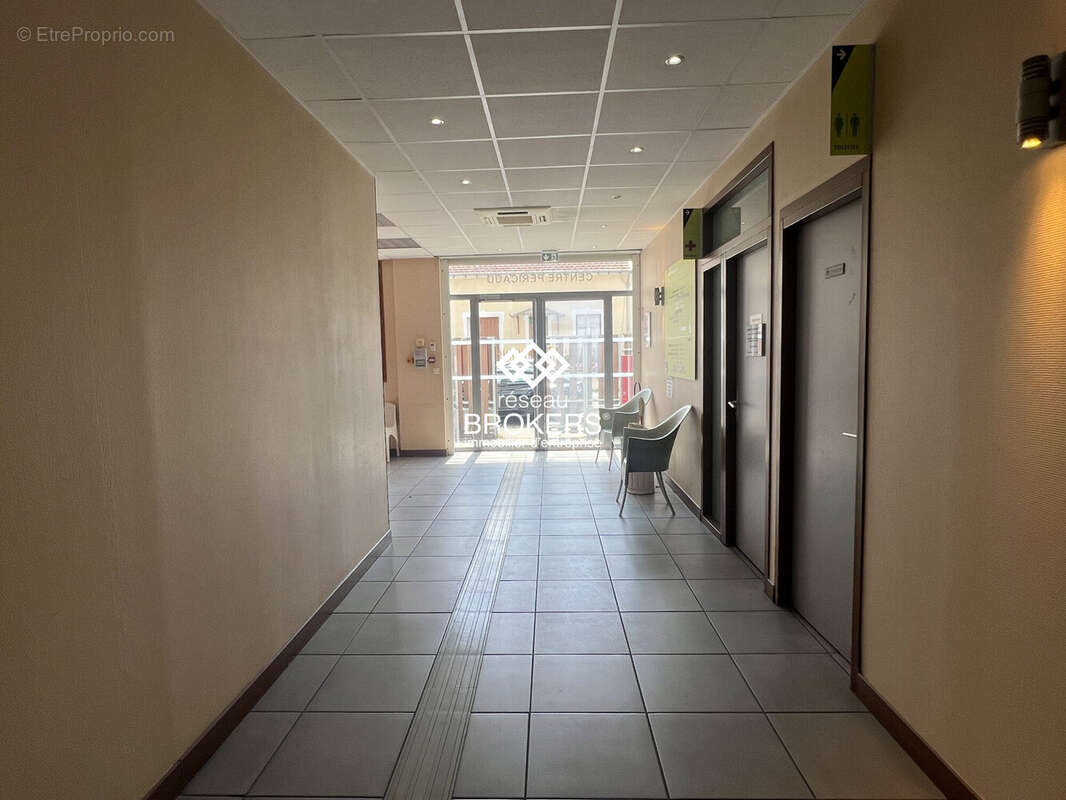 Commerce 551 m² à Lyon-8e  - photo 2