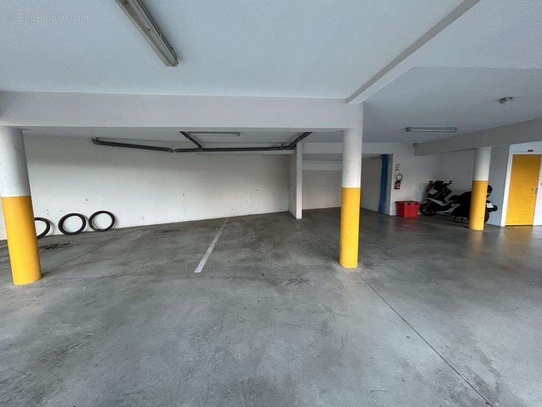 Parking à SAINT-LEU