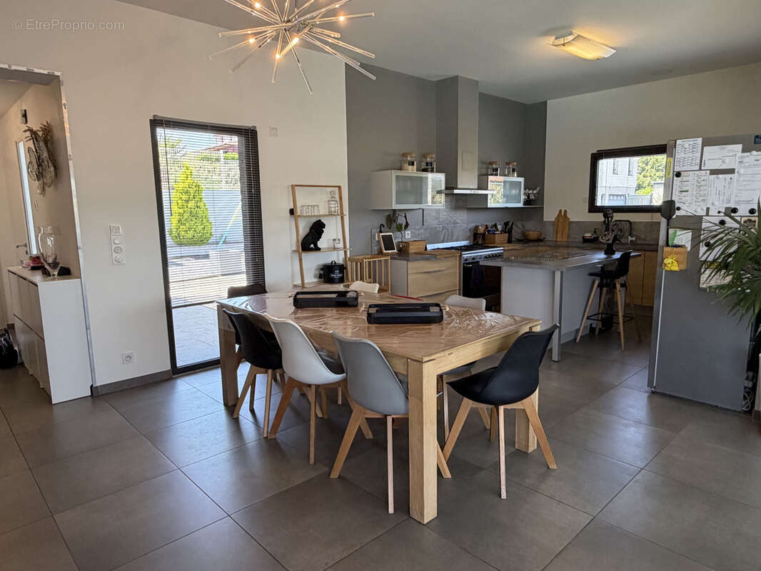 Issoire, magnifique maison moderne de 2015 sur les hauteurs, 155 m2 H, 4 chambres , DPE A, 4 sdb, piscine, dre - photo 2