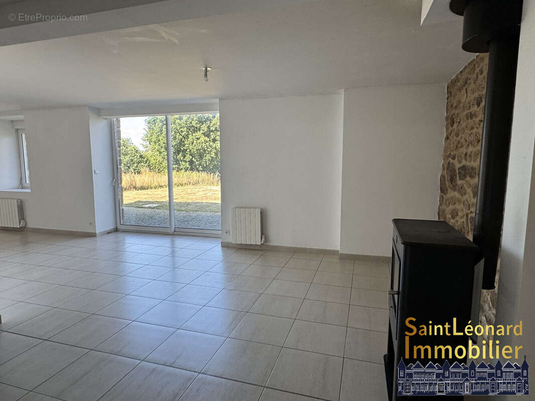 Maison 95 m² à Fougeres  - photo 2