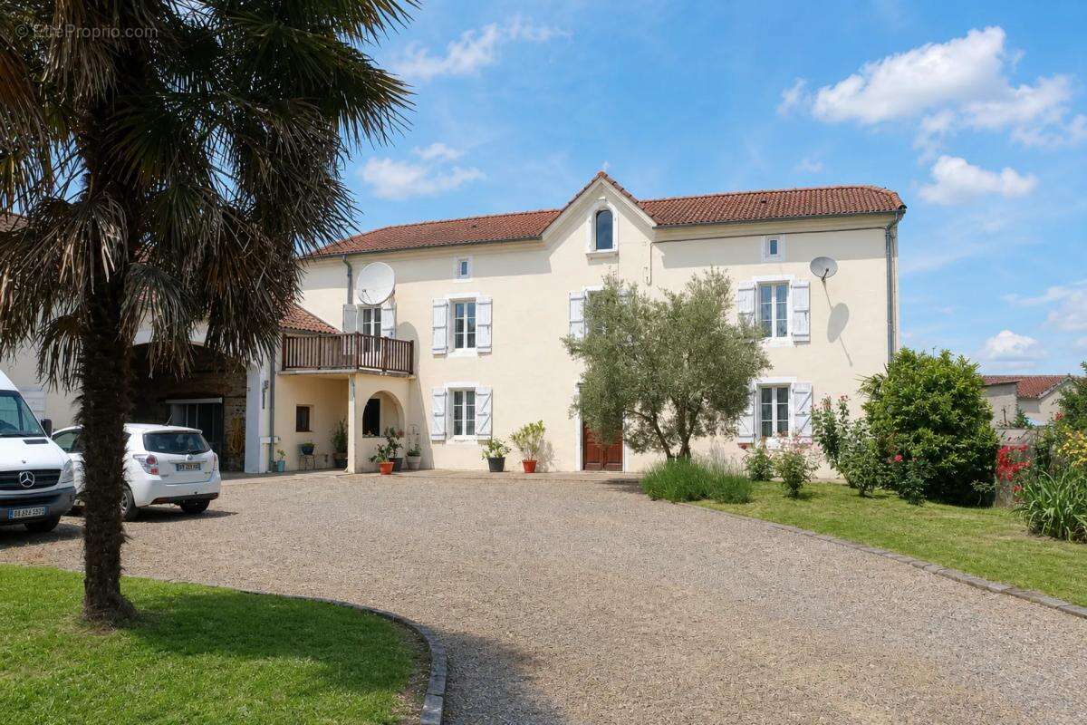 Maison à LABATUT-RIVIERE