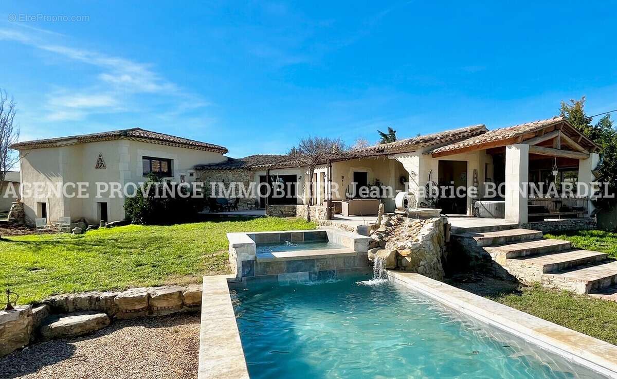 Maison à SAINTE-CECILE-LES-VIGNES