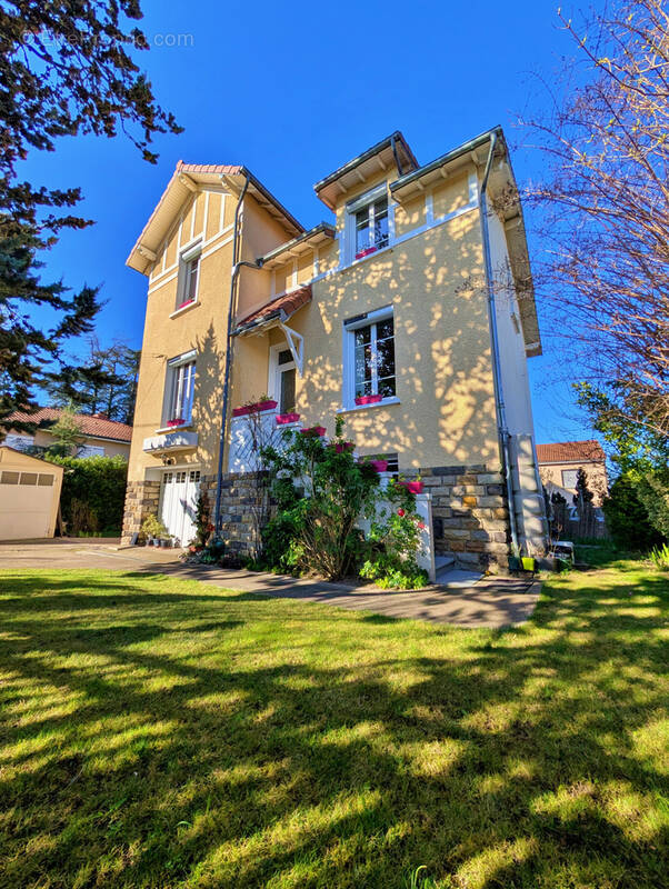 Maison à VIC-LE-COMTE