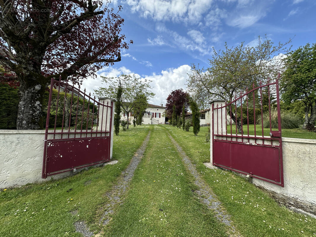 Maison à CHALLIGNAC