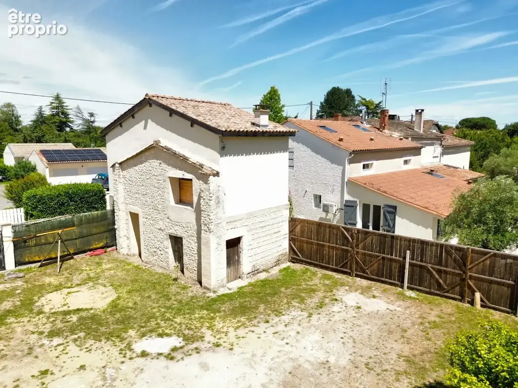 Belle maison en pierre rénovée avec nombreuses dépendances, jardin clos et fort potentiel - photo 18