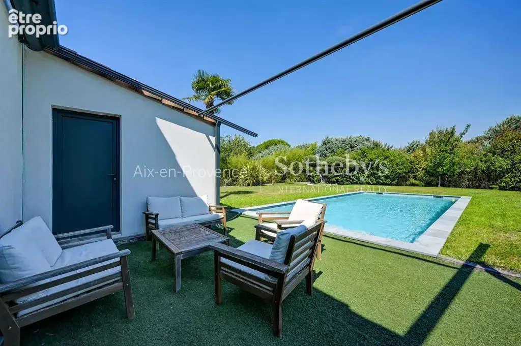 Élégante propriété familiale avec dépendance, piscine et jardin paysager - photo 5