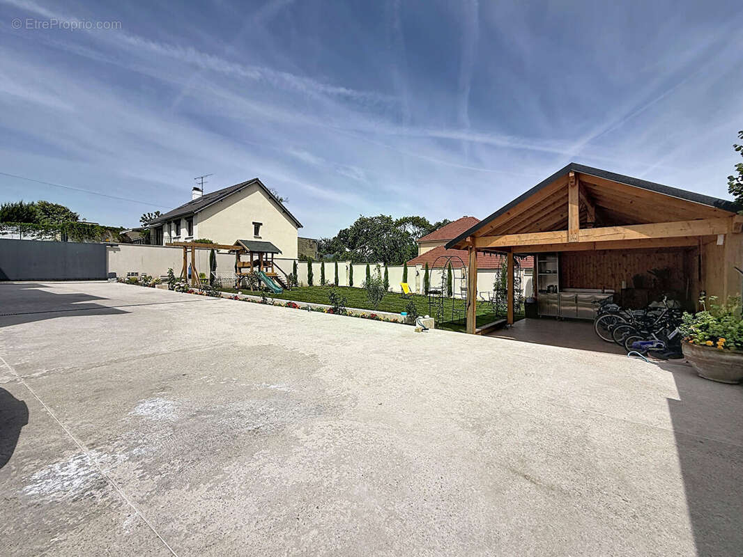 Maison à LA QUEUE-LES-YVELINES