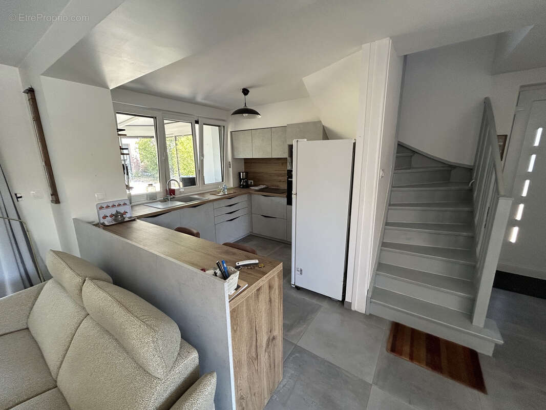 Maison semi individuelle entièrement rénovée avec gout, secteur calme et prisé ! - photo 4