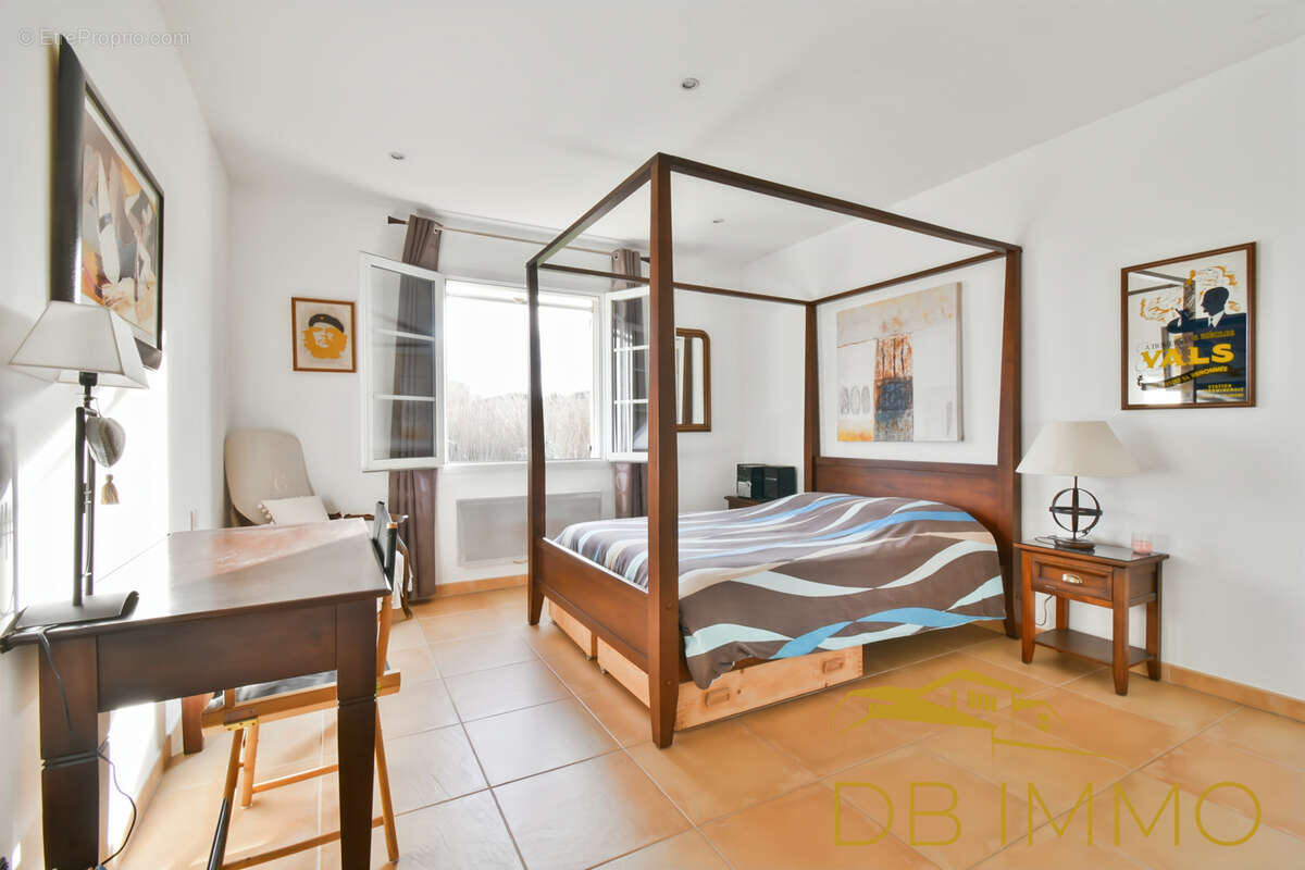 Maison à SAINT-LAURENT-DES-ARBRES