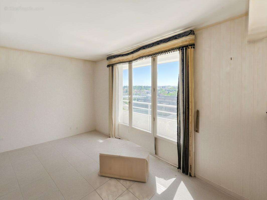 Appartement T3/T4 Orléans 71m²  Balcon & Vue 6e étage  Proche Tram & Commerces  Ravalement récent  Possibilité 3 chambres  Idéal - photo 4