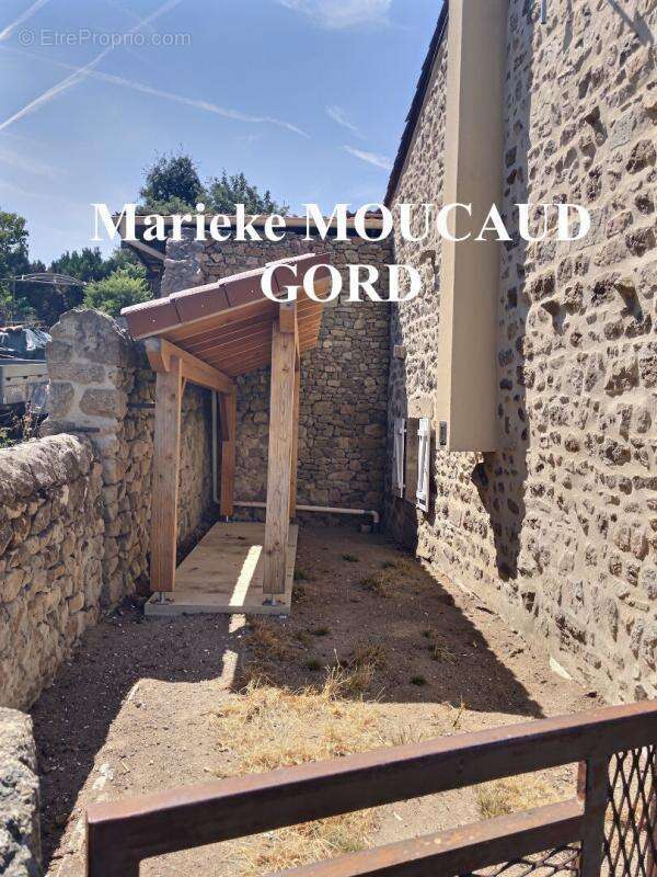 TIRANGES 43530 Belle maison de village 102m² 3 chambres, cour et garage 96 000 - photo 2