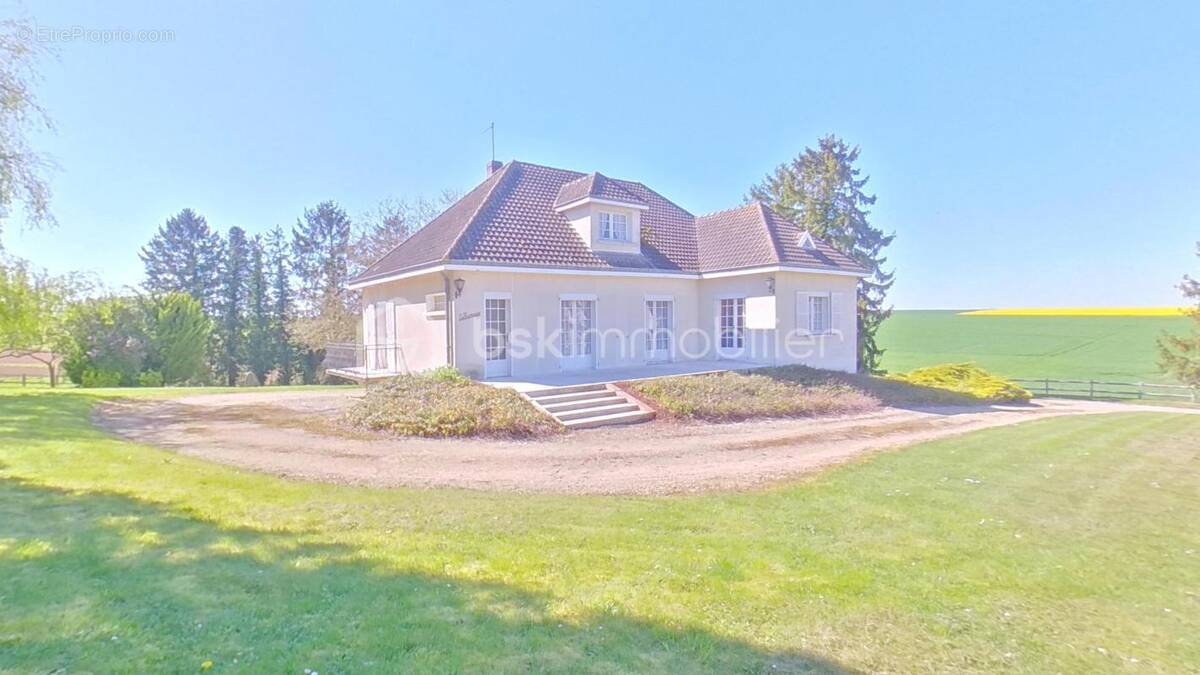 Maison à THORIGNY-SUR-OREUSE