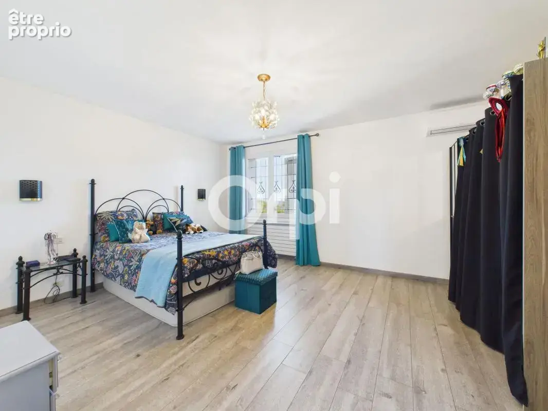 Villa 251 m² - 5 chambres - rénovée - au calme - photo 14