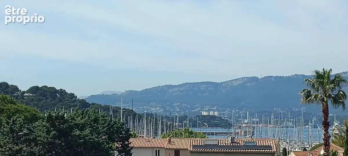 ** ** Proche Du Port ** Maison 4 pièces avec 3 Chambres ** Terrasse 77m² ** (83430) SAINT -MANDRIER SUR MER** - photo 2