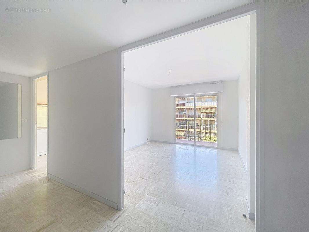 Appartement à SAINT-LAURENT-DU-VAR